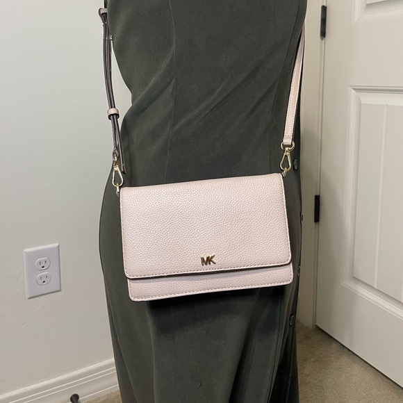 Michael Kors Handbags - Light pink Michael Kors phone holding crossbody bag